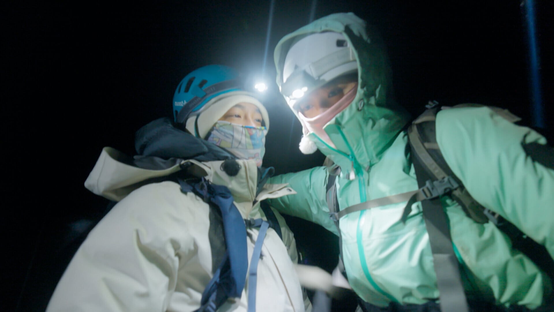 Kitty(右)放棄登頂,對Kitty有好感的林澤謙(Him)(左)即刻示意想陪伴落山