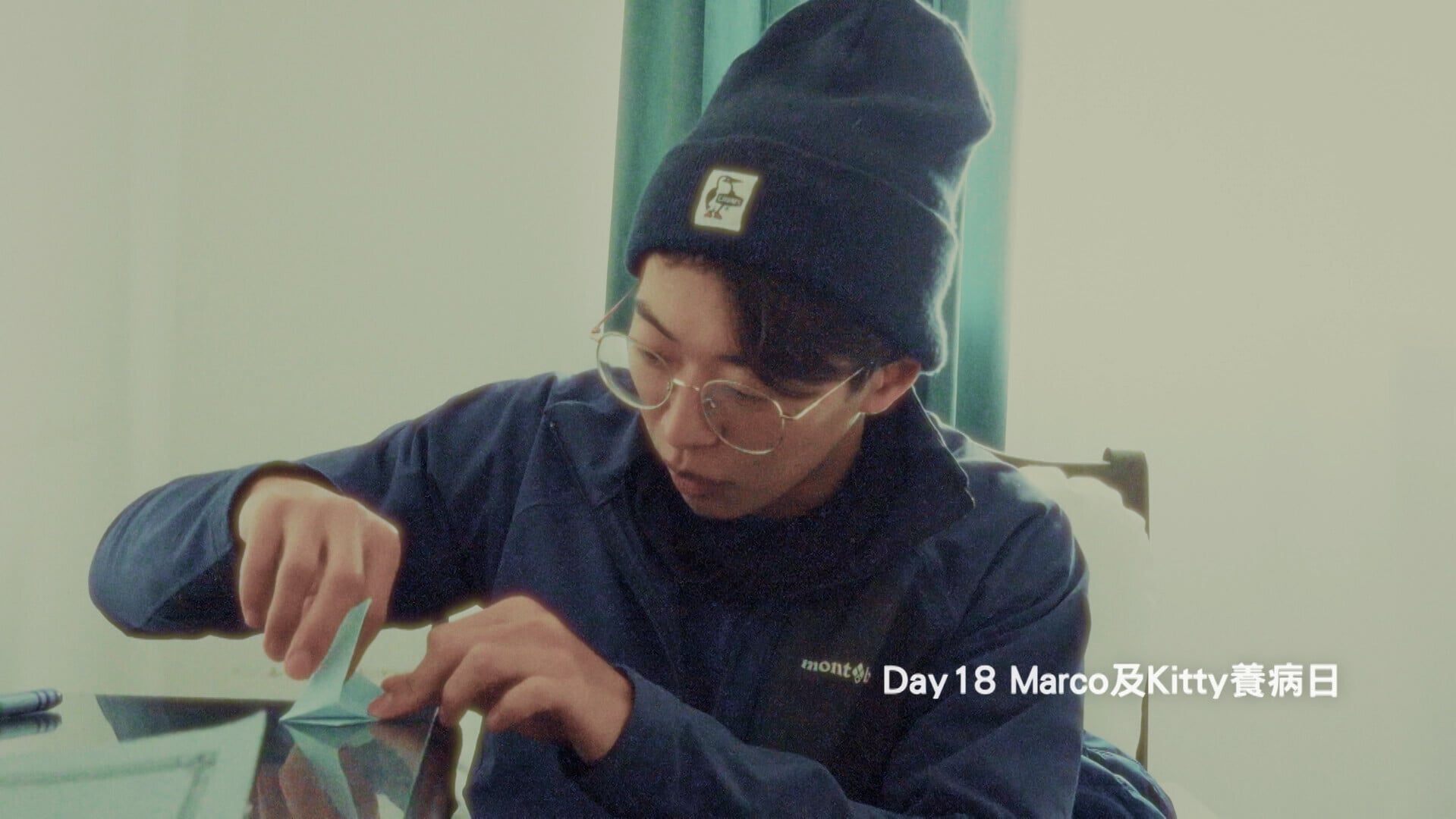 Marco暪著Tracy在休息日期間摺了一束紙百合,在表白時親手送出