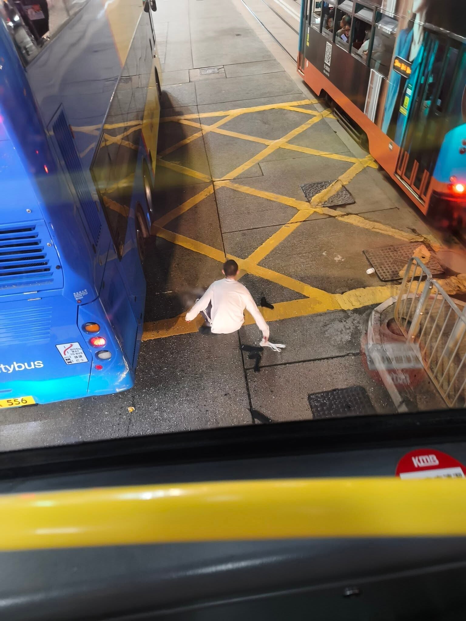 該名男乘客事發後,從巴士上層車窗逃離案發現場。(北角有樂fb)