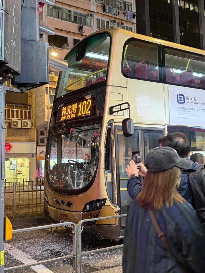 116線城巴男乘客登上駕駛座企圖開車,鬆手掣溜後撞及後方一輛102線九巴。(北角有樂fb)