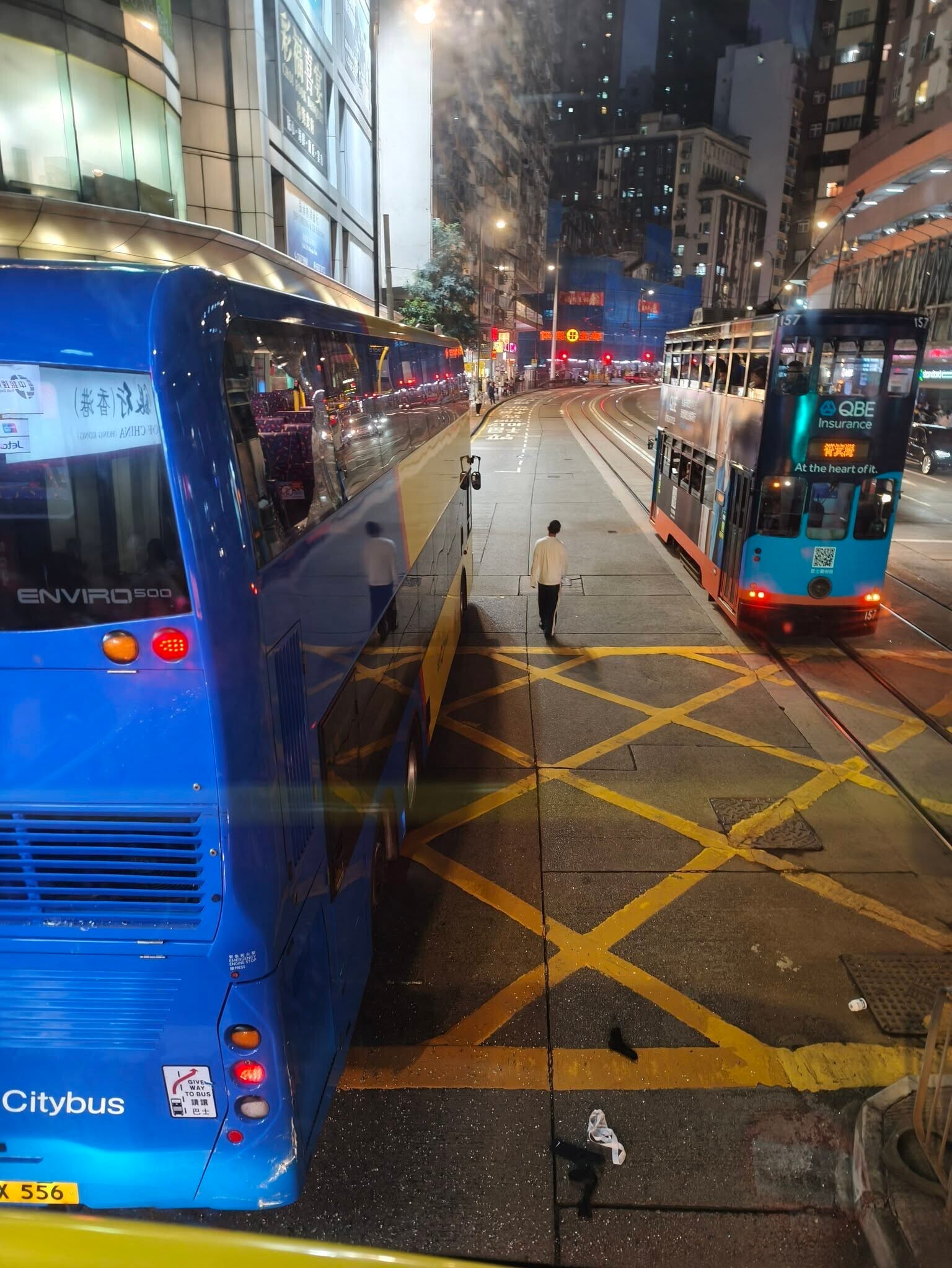 該名男乘客事發後,從巴士上層車窗逃離案發現場。(北角有樂fb)