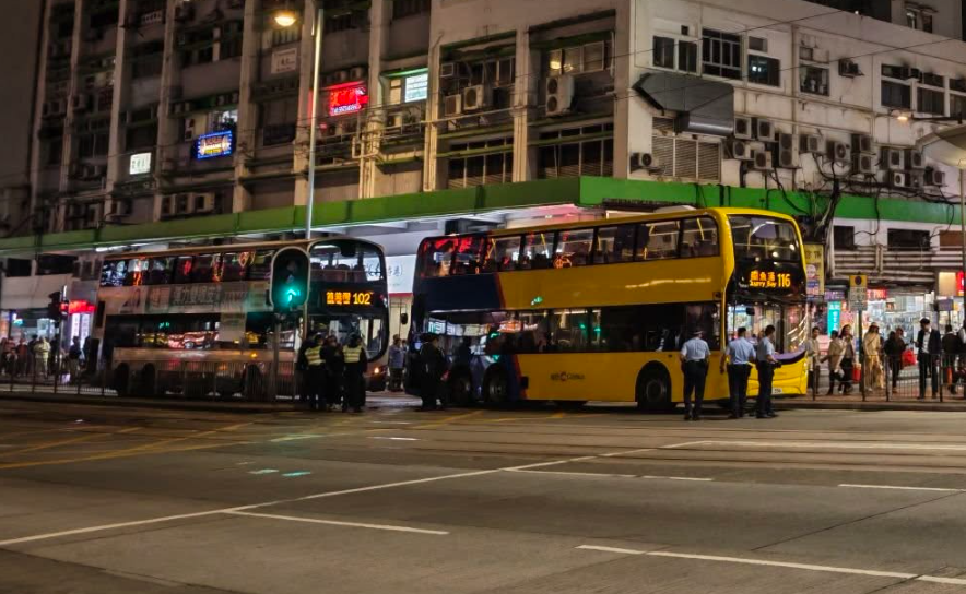 116線城巴男乘客登上駕駛座企圖開車,鬆手掣溜後撞及後方一輛102線九巴。(北角有樂fb)