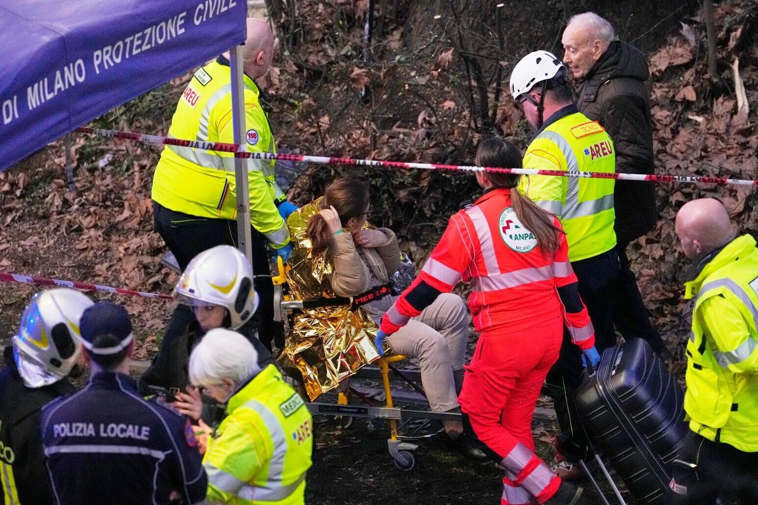 米蘭市中心發生列車出軌事件。(圖/美聯社)