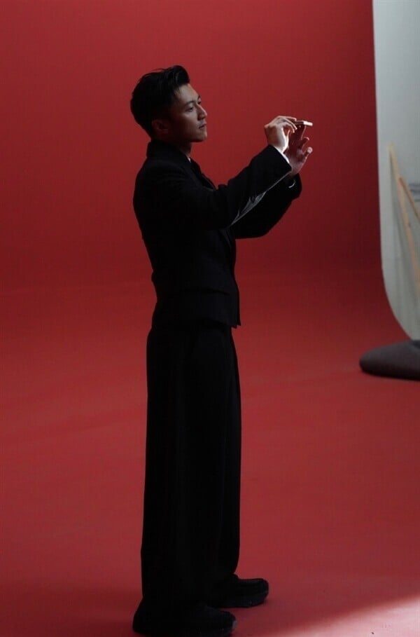 即便在摺疊狀態下,Magic V6 的機身依然展現出令人驚艷的輕薄感