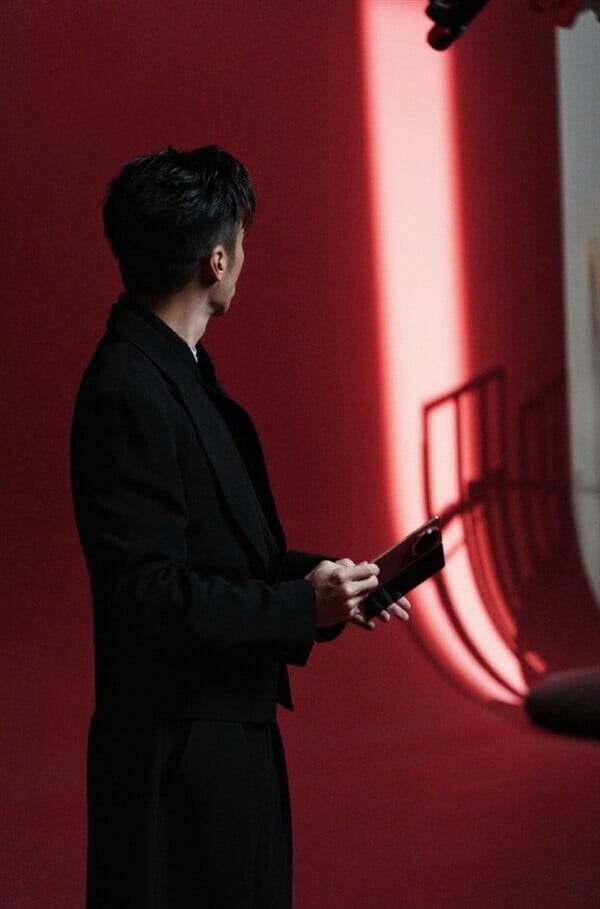 近日,網上流傳多張謝霆鋒在片場工作的照片,其手中握持的一款極致纖薄摺疊屏新機成為全場焦點。據知名博主透露,該款手機正是即將登場的 HONOR Magic V6