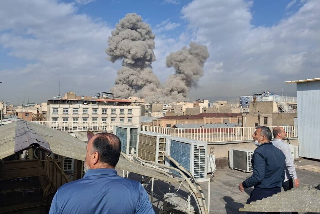 美國及以色列向伊朗發動導彈攻擊,首都德黑蘭市中心多地傳出爆炸聲,現場有濃煙升起(美聯社)