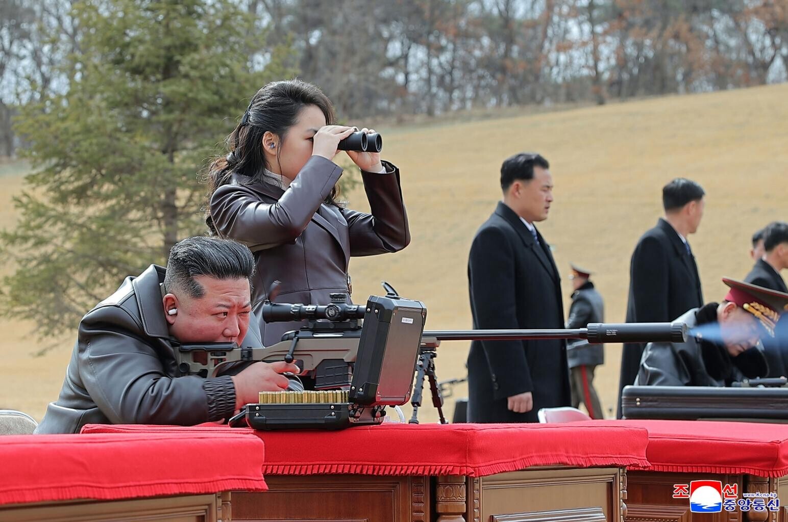 近日金正恩出現的場合,必會攜同金主愛,指定接班意味濃厚。(圖/美聯社)