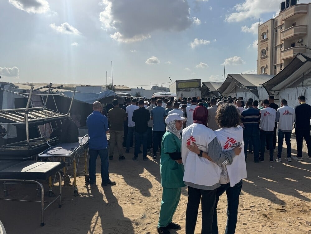 群眾聚集在納賽爾醫院(Nasser hospital)外,目送卡拉達亞( Abed El Hameed Qaradaya) 的遺體被送上救護車,準備前往墓地舉行葬禮。他加入組織18年,任職加沙的物理治療活動經理,與同事哈耶克(Omar Hayek)同在候車上班時遭以軍襲擊身亡。