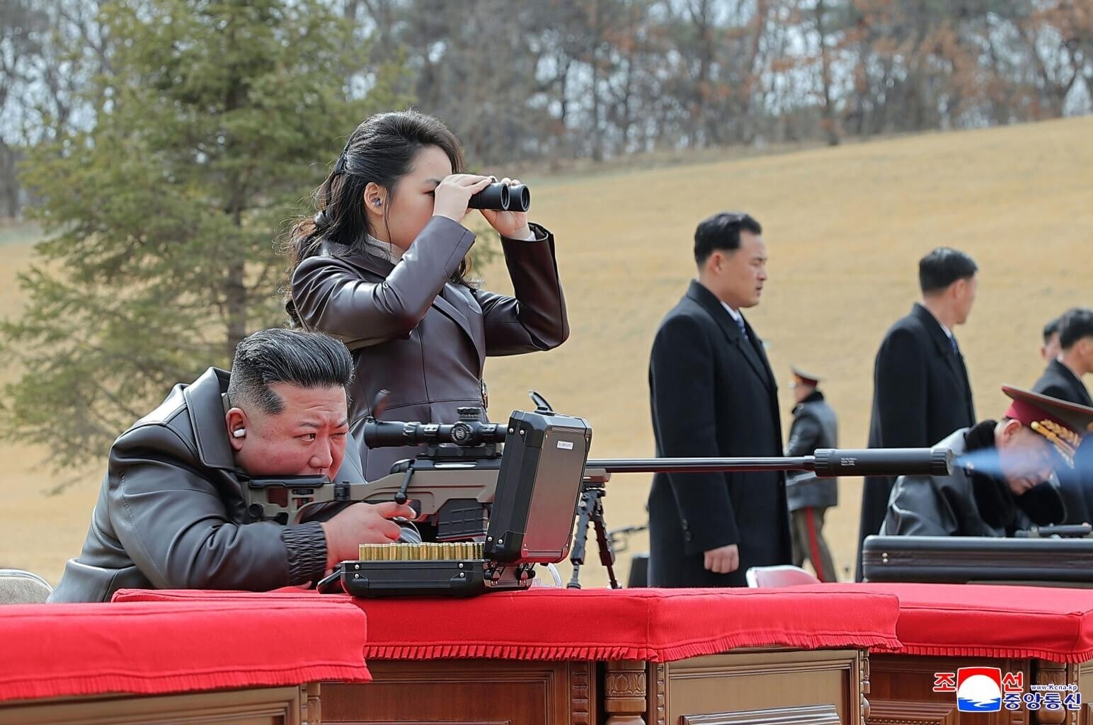 近日金正恩出現的場合,必會攜同金主愛,指定接班意味濃厚。(圖/美聯社)