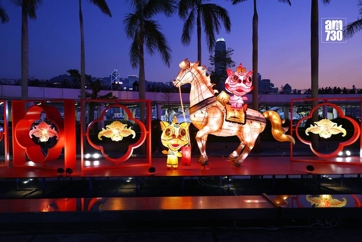 綵燈《駿馬迎春 非遺呈祥》由資深紮作師傅冒卓祺製作。(資料圖片/林俊源攝)