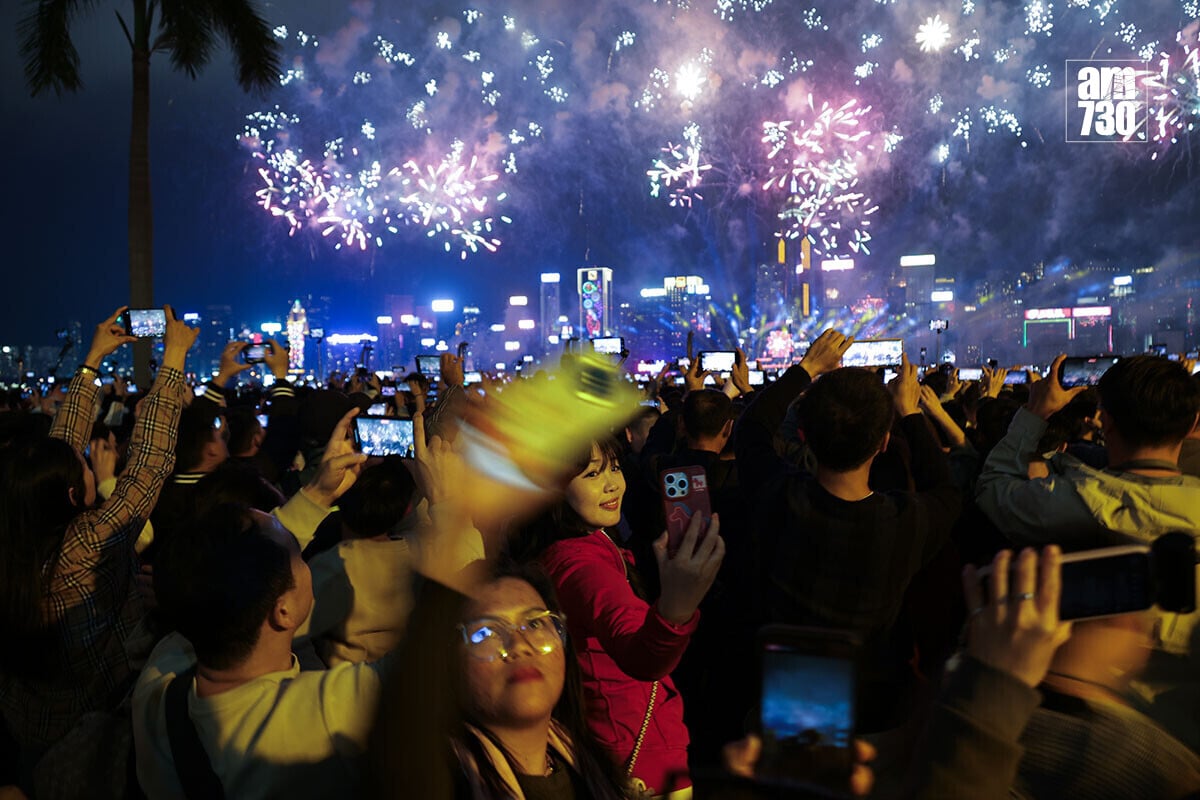 2026年丙午馬年，不少市民在農曆新年假期外出賀年，圖為初二晚上煙花匯演。(資料圖片／吳康琦攝)