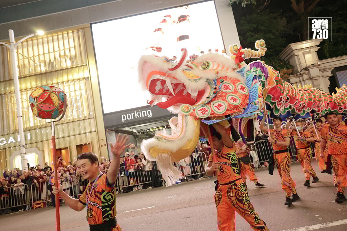 2026年丙午馬年，不少市民在農曆新年假期外出賀年，圖為初一花車巡遊。(資料圖片／吳康琦攝)