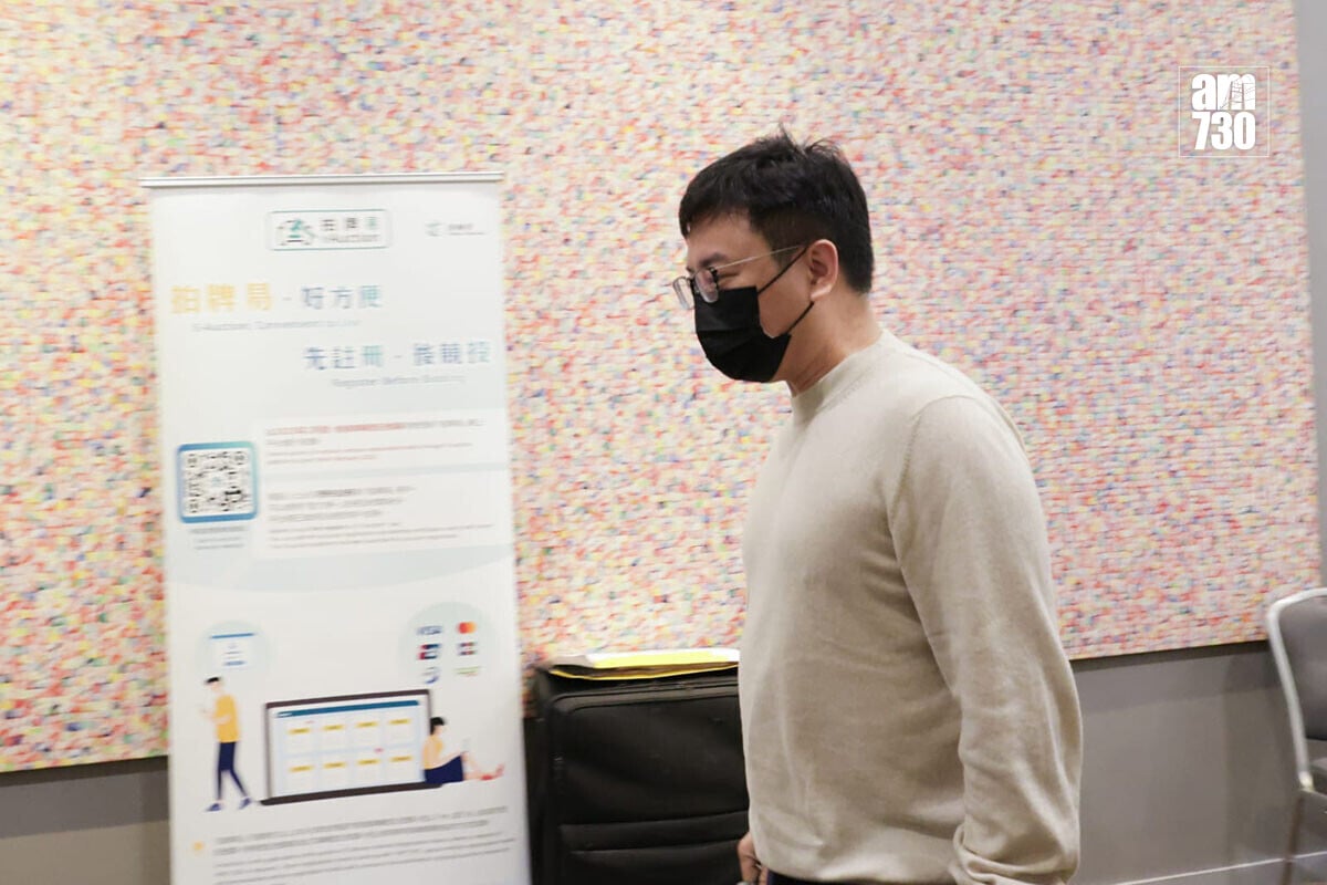 運輸署舉行新春車牌拍賣,投得「30」號車牌的男子未有接受採訪。(吳康琦攝)