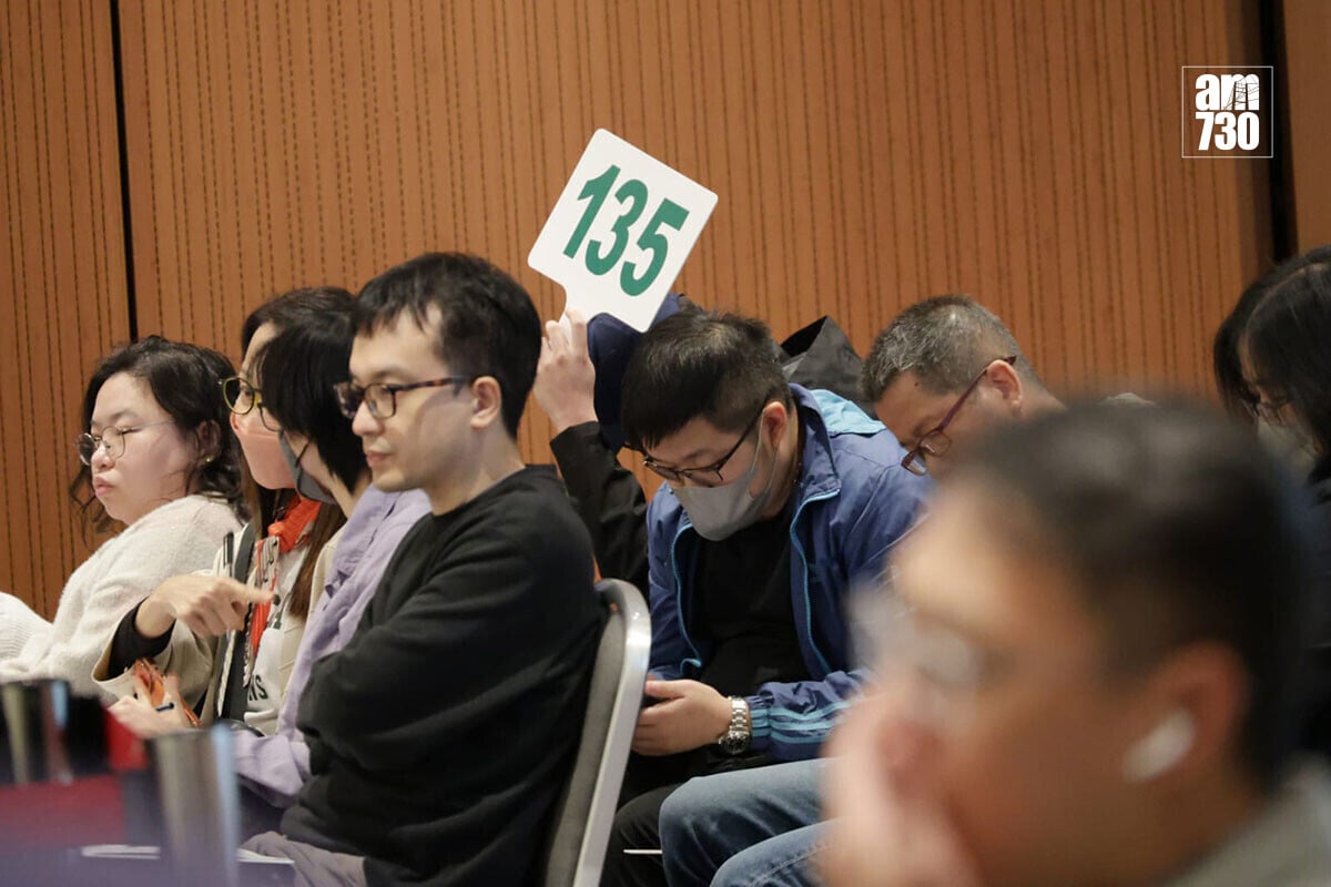 運輸署舉行新春車牌拍賣,「H」車牌由持有135號牌的男子投得。(吳康琦攝)