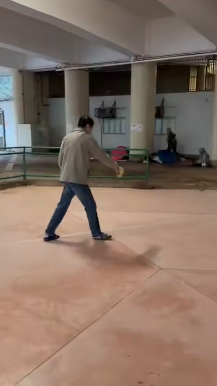 男子場內狂倒花生油。(影片截圖)