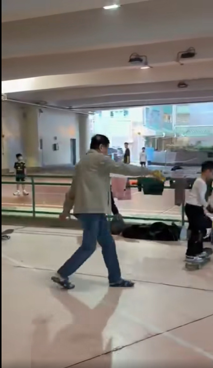 男子場內狂倒花生油。(影片截圖)