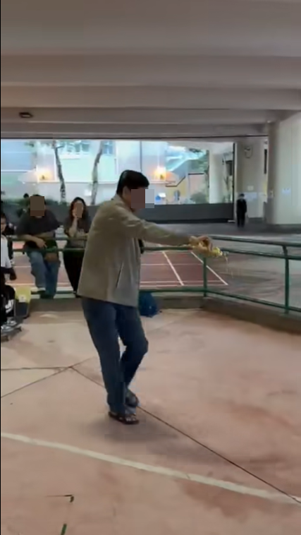 男子場內狂倒花生油。(影片截圖)