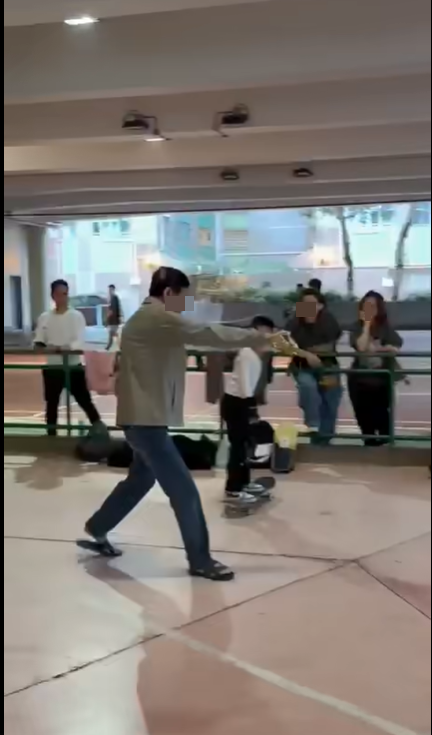 男子場內狂倒花生油。(影片截圖)