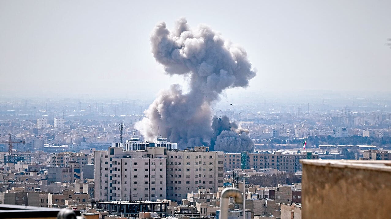 美以襲伊朗 以色列昨繼續空襲伊朗首都德黑蘭。(美聯社、路透社、互聯網)