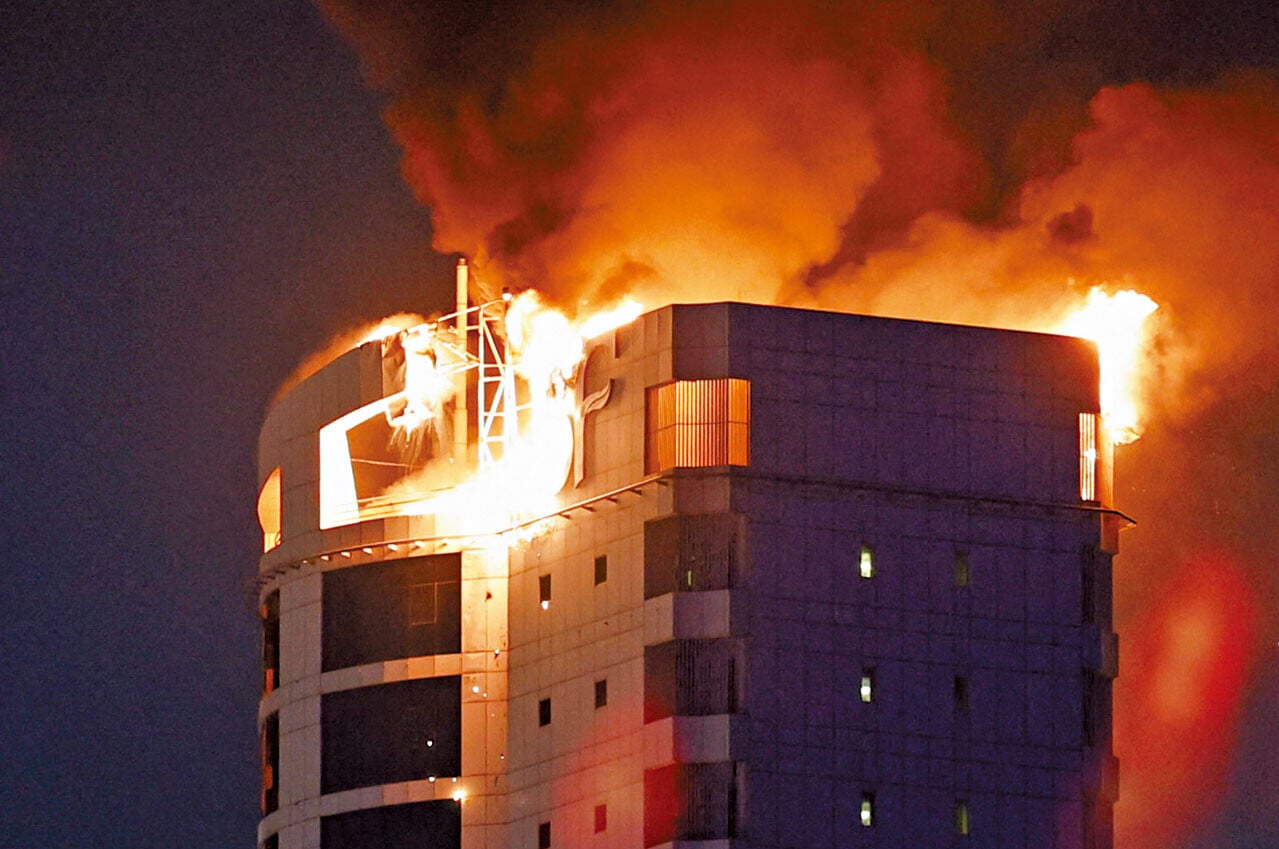 美以襲伊朗 巴林一棟高級住宅大樓前一晚遭擊中起火。