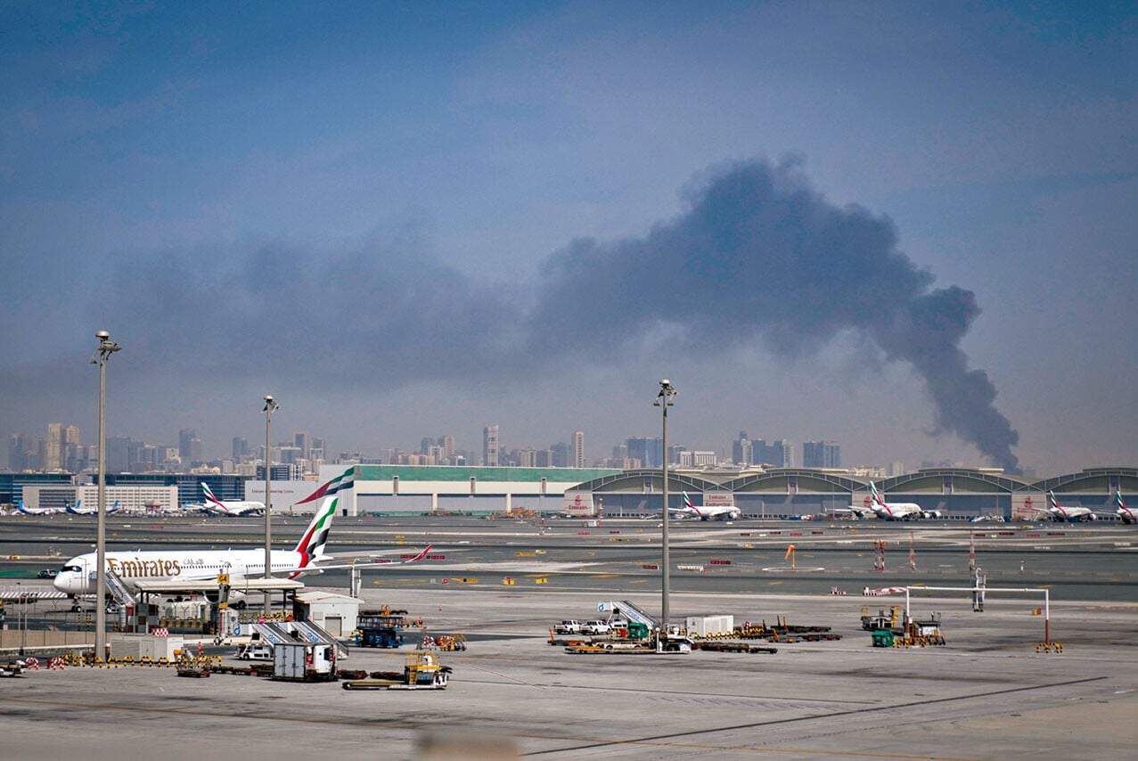 美以襲伊朗 杜拜國際機場昨連續第二天受襲冒煙。