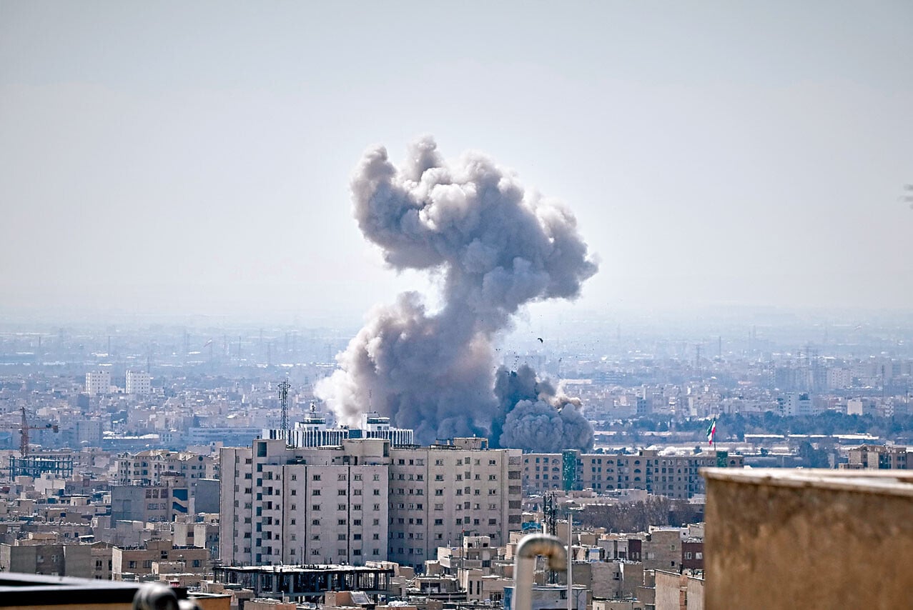 美以襲伊朗 以色列昨繼續空襲伊朗首都德黑蘭。(美聯社、路透社、互聯網)