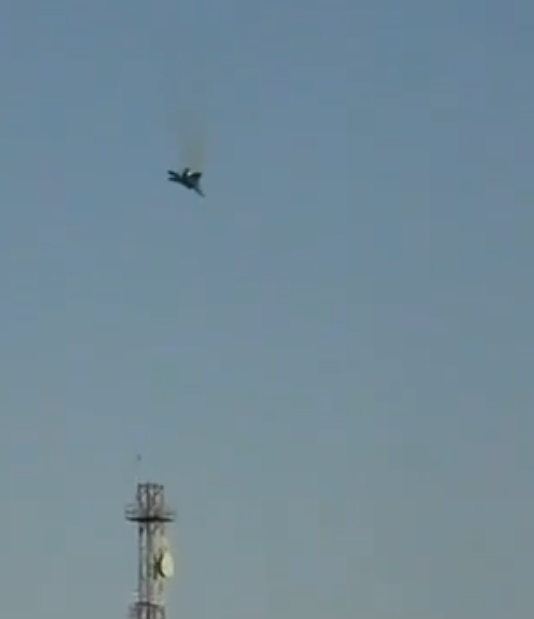 一架美軍F-15戰機在科威特上空,疑遭友軍意外擊落,機師及時逃生獲救(X)