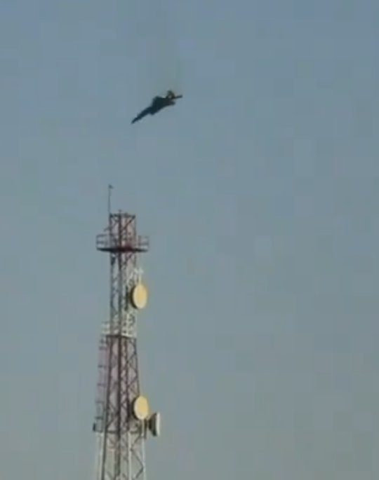 一架美軍F-15戰機在科威特上空,疑遭友軍意外擊落,機師及時逃生獲救(X)