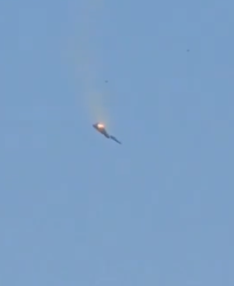 一架美軍F-15戰機在科威特上空,疑遭友軍意外擊落,機師及時逃生獲救(X)