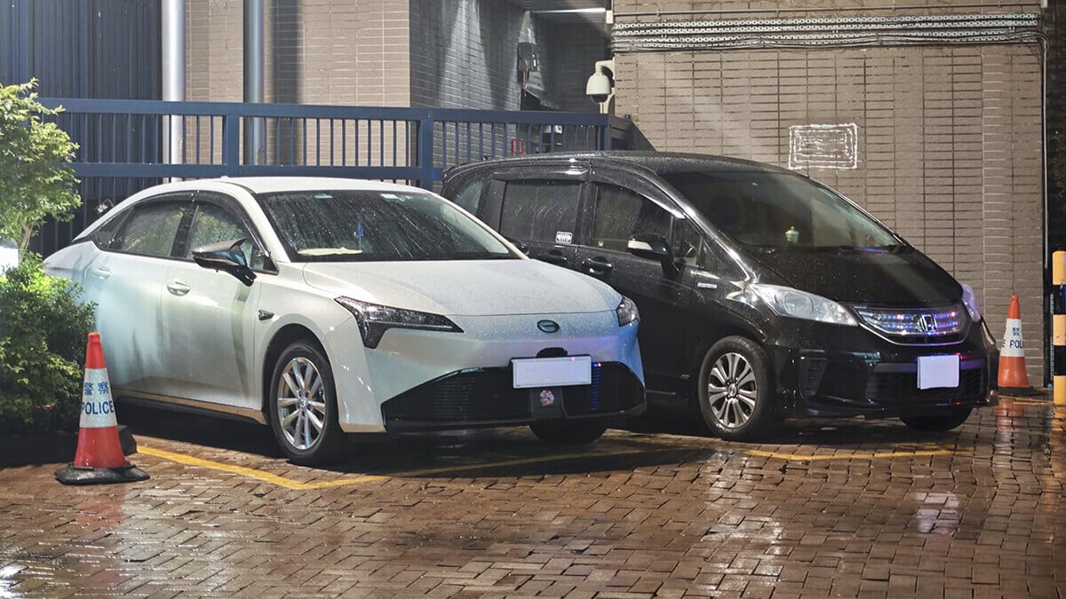 警方打擊非法載客取酬，拘捕兩名司機並扣留兩輛涉案私家車。