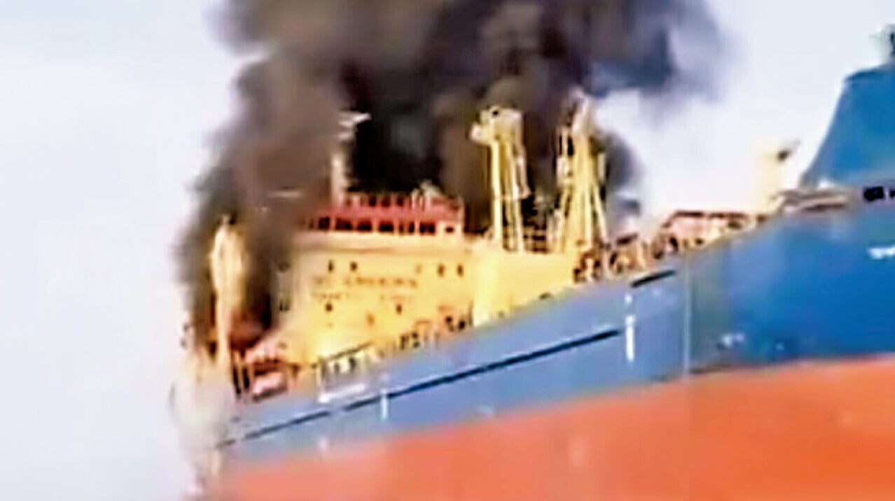 一艘懸掛帛琉國旗的小型油輪Skylight號，周日於霍爾木茲海峽附近的阿曼海受襲起火，造成4人受傷。