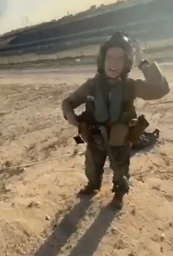 美軍女飛行員落地後則被當地人友善關心對待。(X)