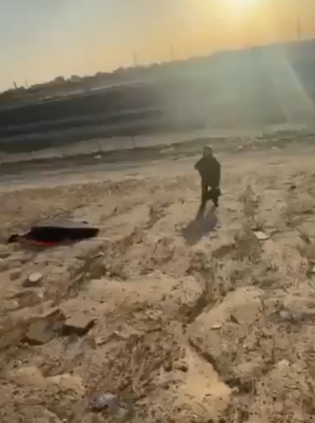 美軍女飛行員落地後則被當地人友善關心對待。(X)