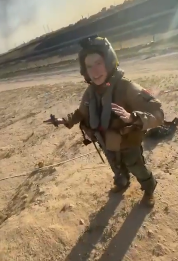 美軍女飛行員落地後則被當地人友善關心對待。(X)