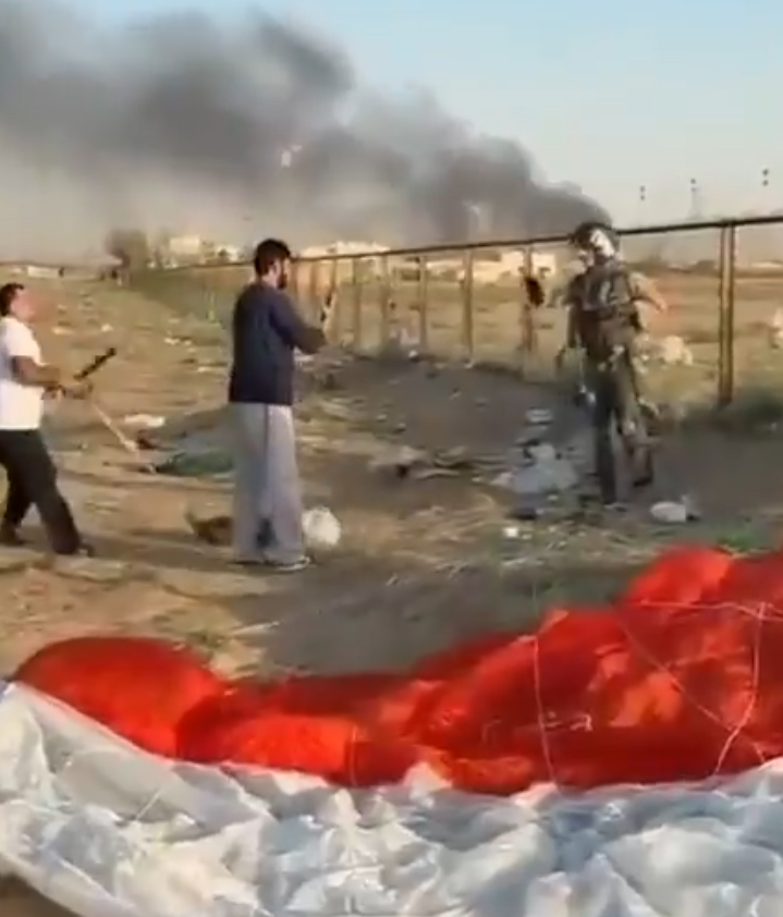 美軍男飛行員被科威特民眾誤認是伊朗軍人,一度遭包圍險遭作勢攻擊,飛行員跪地表明身份是美國人。(X)