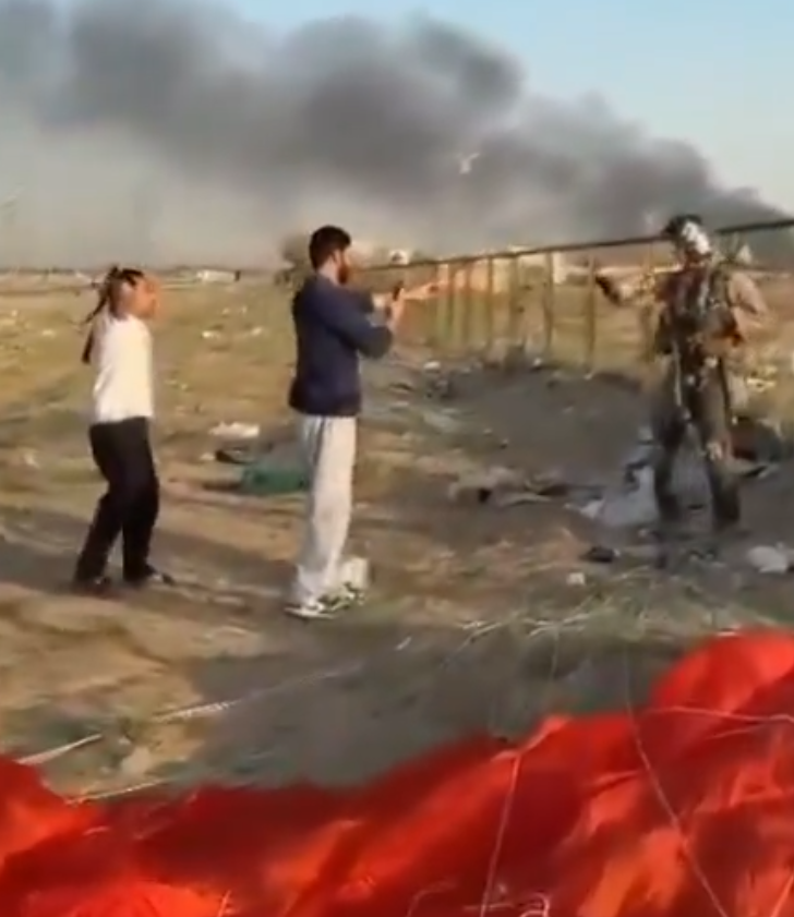 美軍男飛行員被科威特民眾誤認是伊朗軍人,一度遭包圍險遭作勢攻擊,飛行員跪地表明身份是美國人。(X)