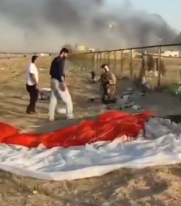 美軍男飛行員被科威特民眾誤認是伊朗軍人,一度遭包圍險遭作勢攻擊,飛行員跪地表明身份是美國人。(X)