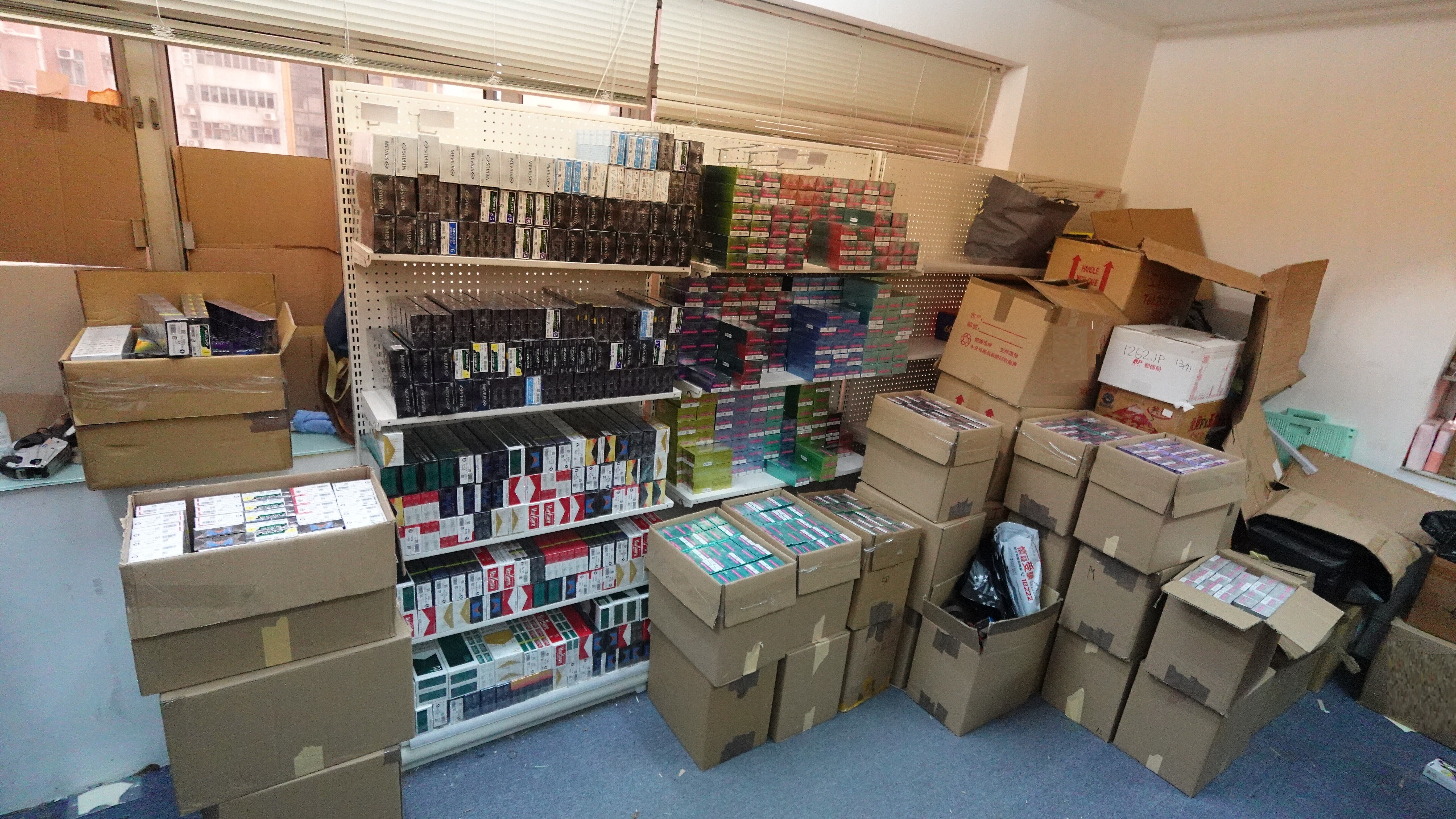 圖示海關人員搗破的懷疑私煙及另類吸煙產品貯存倉庫。