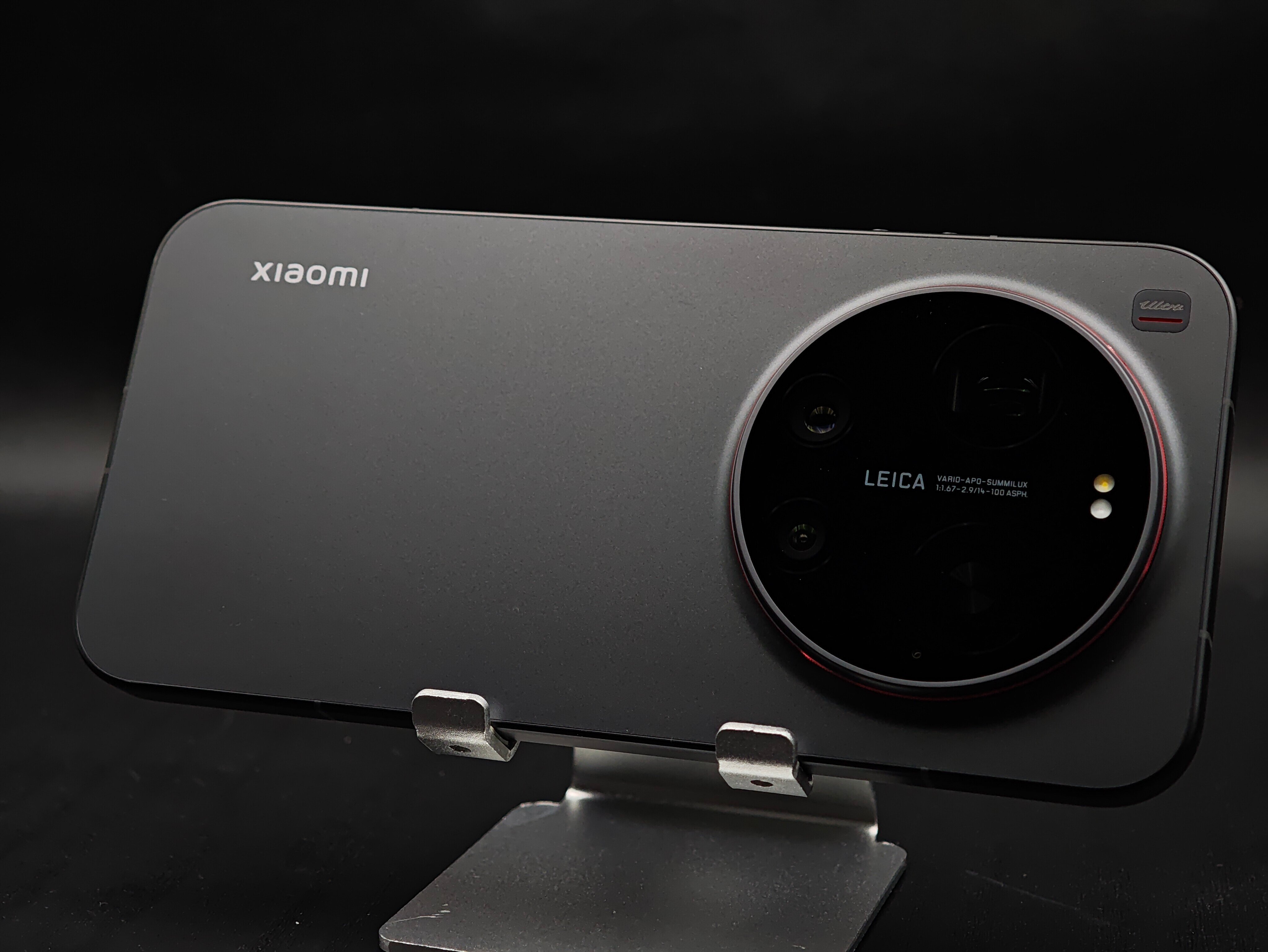 Xiaomi 17 Ultra今代機身設計更加簡約。