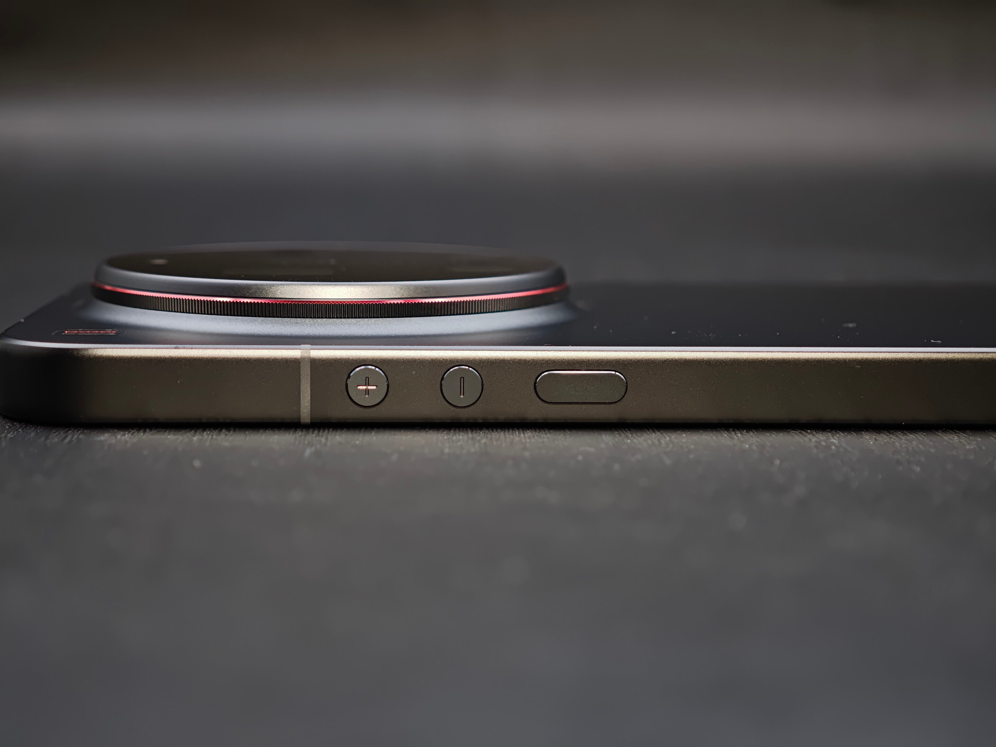 Xiaomi 17 Ultra音量鍵分開成兩個按鍵。
