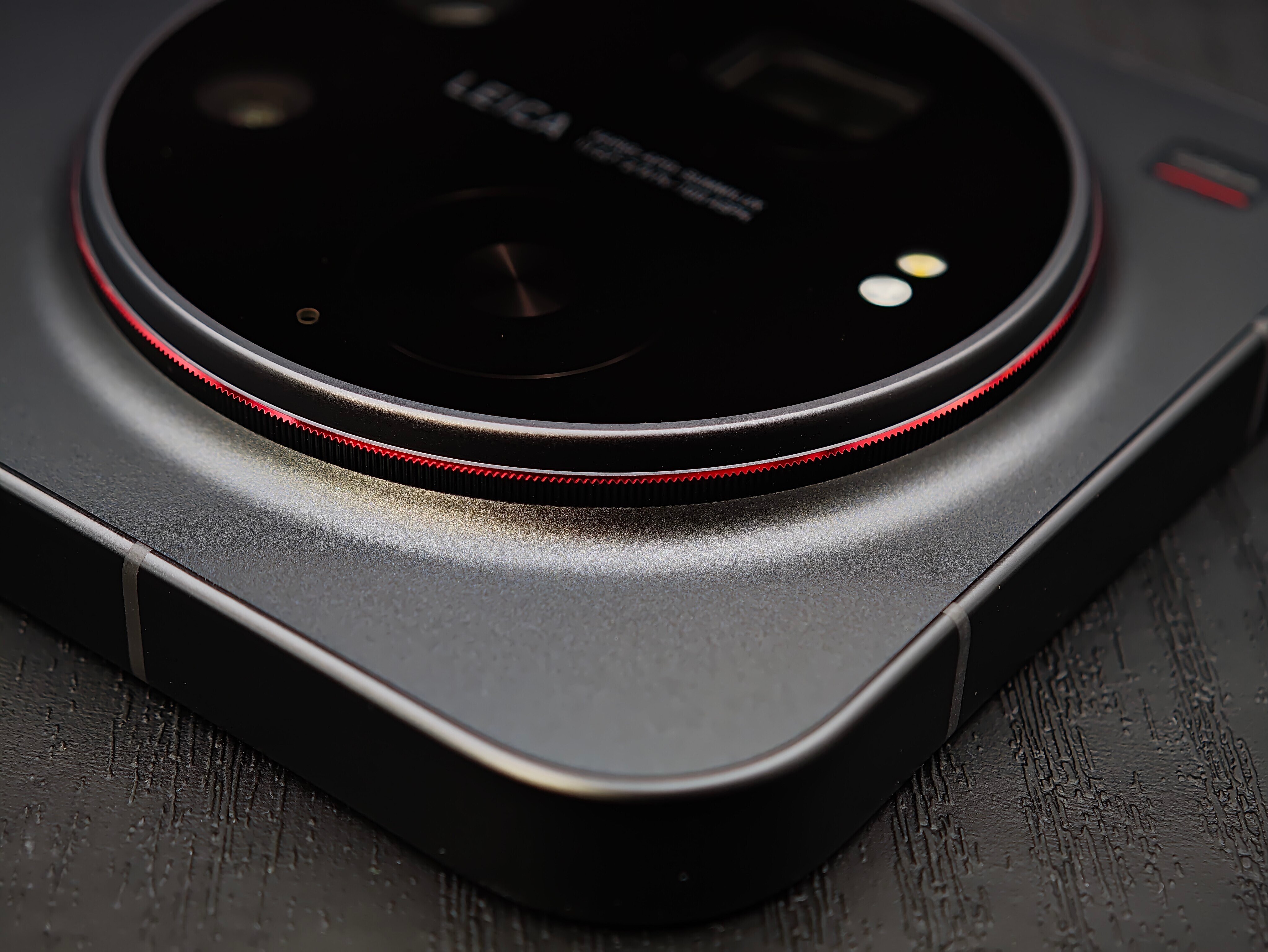 Xiaomi 17 Ultra鏡頭模組更纖薄,跟上代同樣有紅邊點綴。