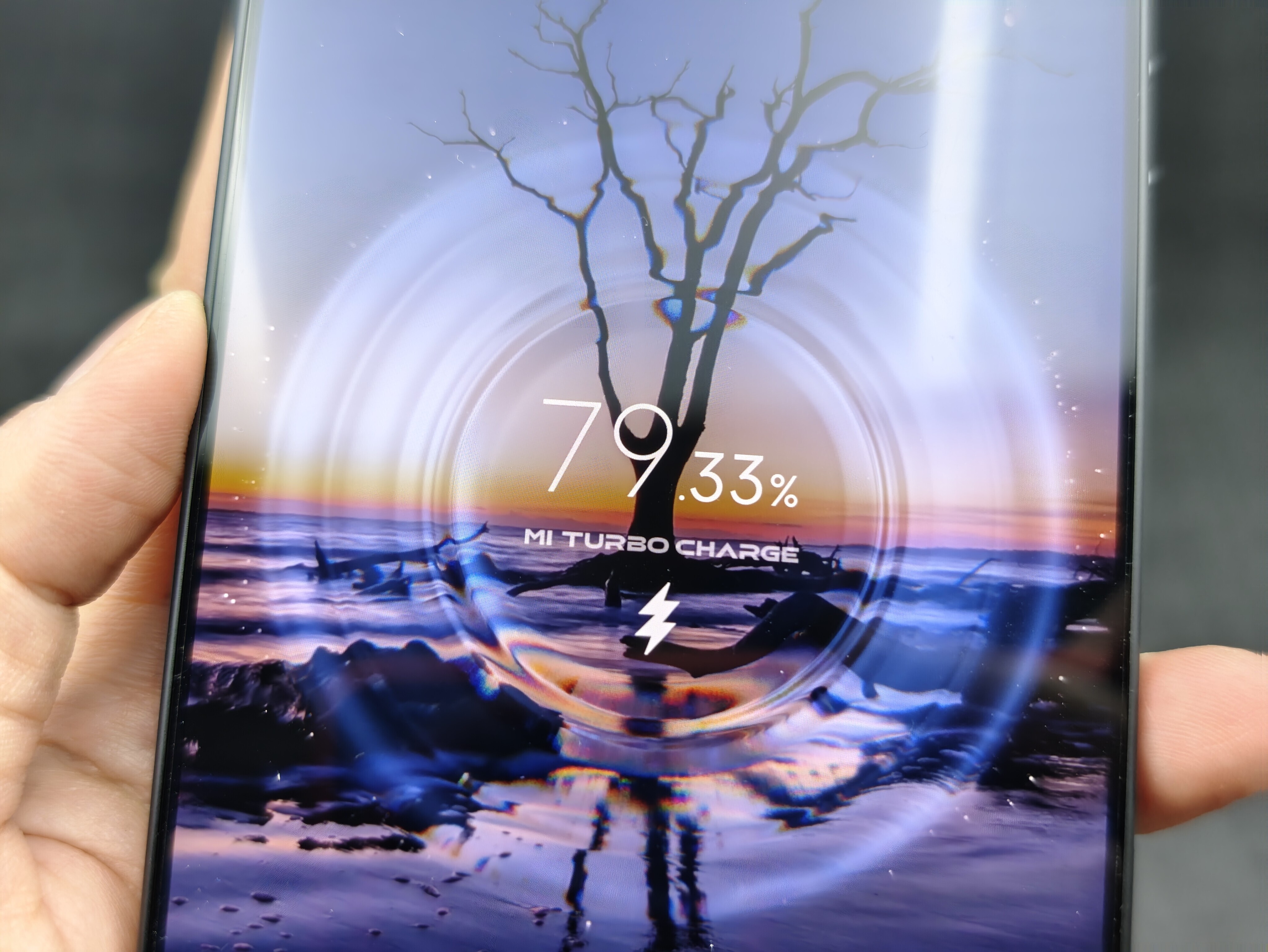 Xiaomi 17 Ultra內置6000mAh電池並支援快充。