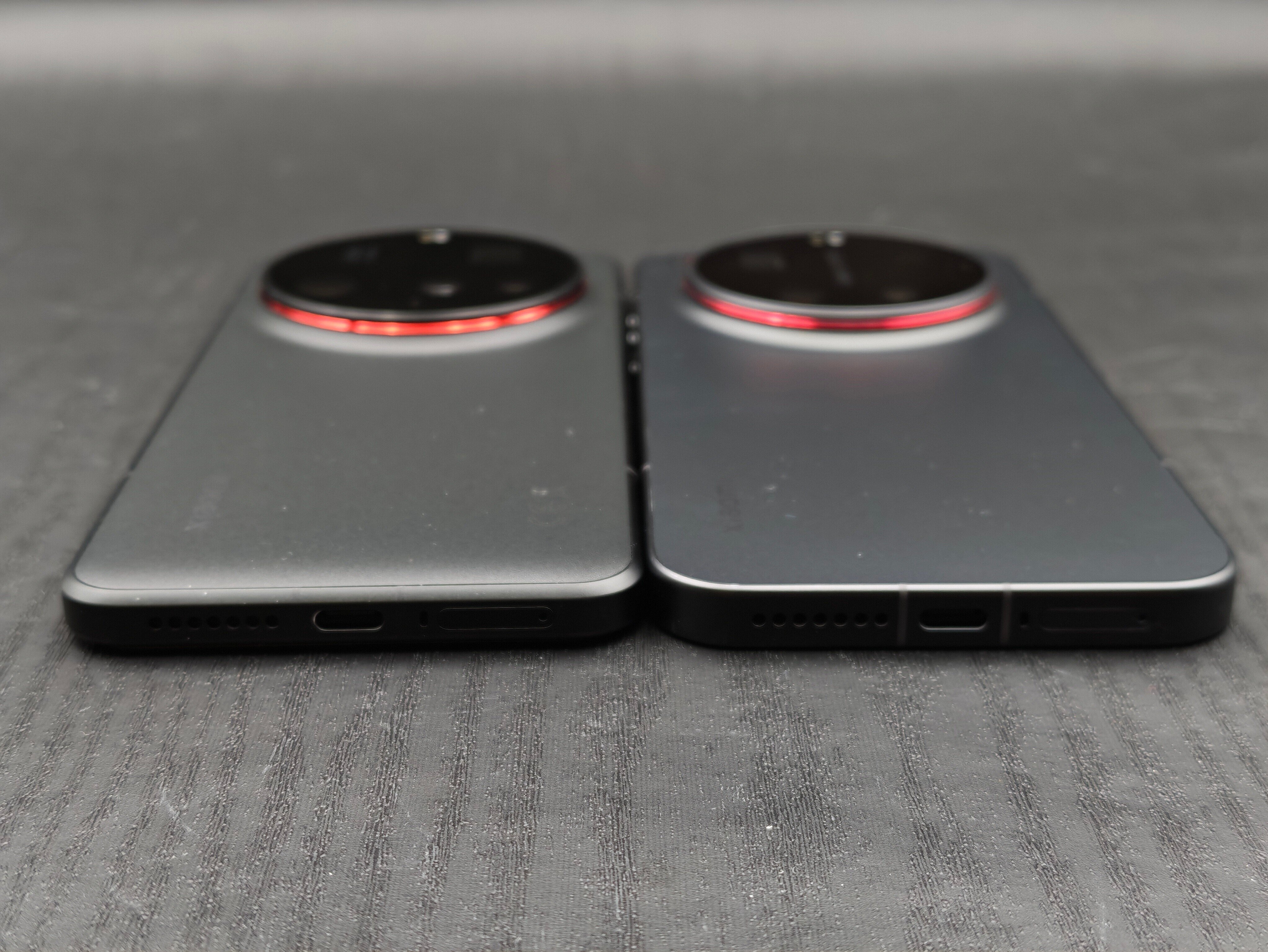 Xiaomi 17 Ultra(右)15 Ultra更薄。