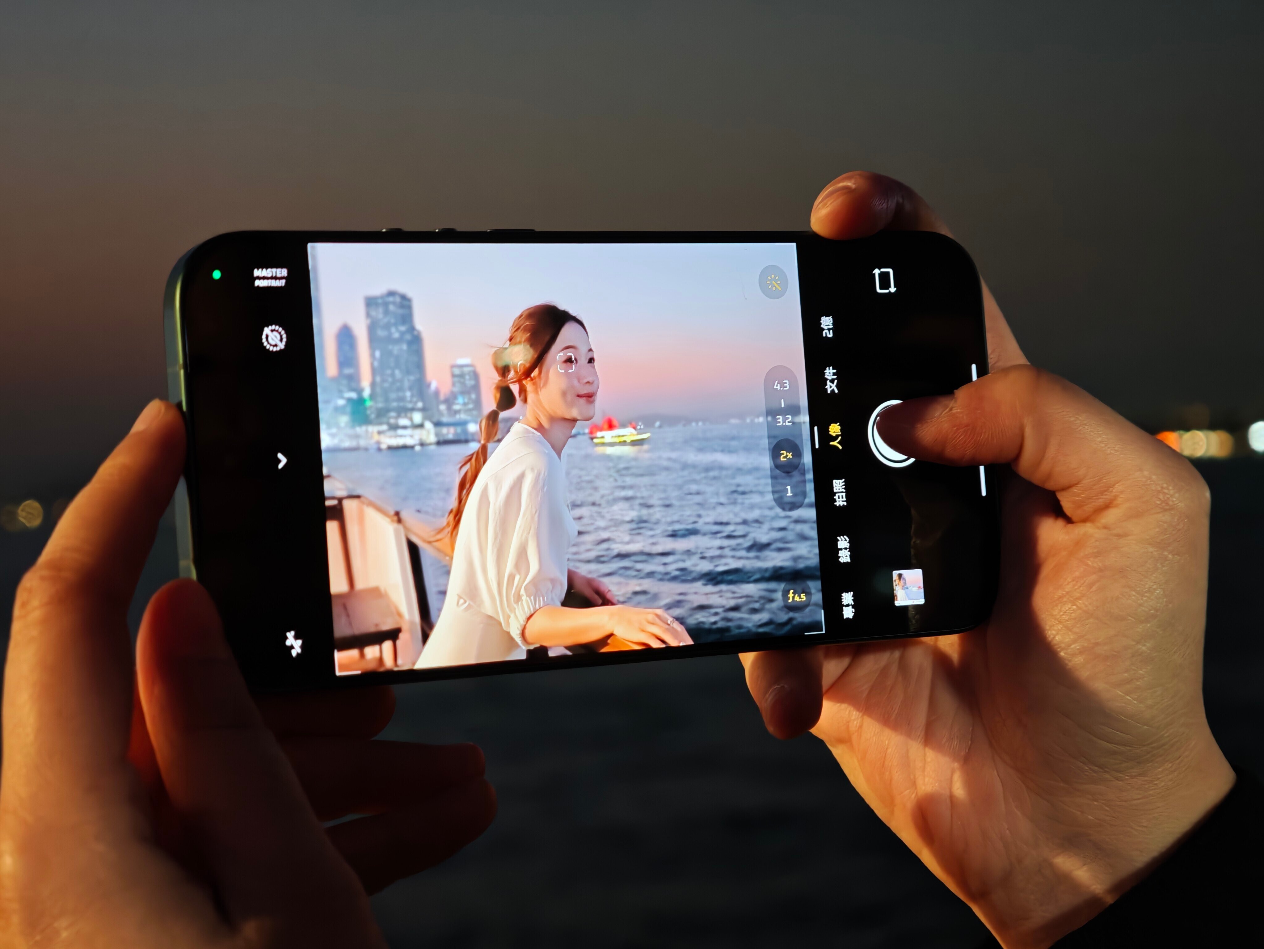 Xiaomi 17 Ultra在低光下拍攝手持影相都不怕模糊。
