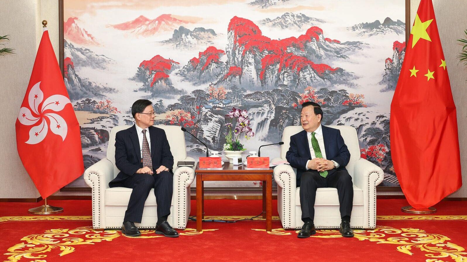 港澳辦主任夏寶龍在北京會見列席十四屆全國人大四次會議開幕會的特首李家超。(@fb李家超 John KC Lee圖片)
