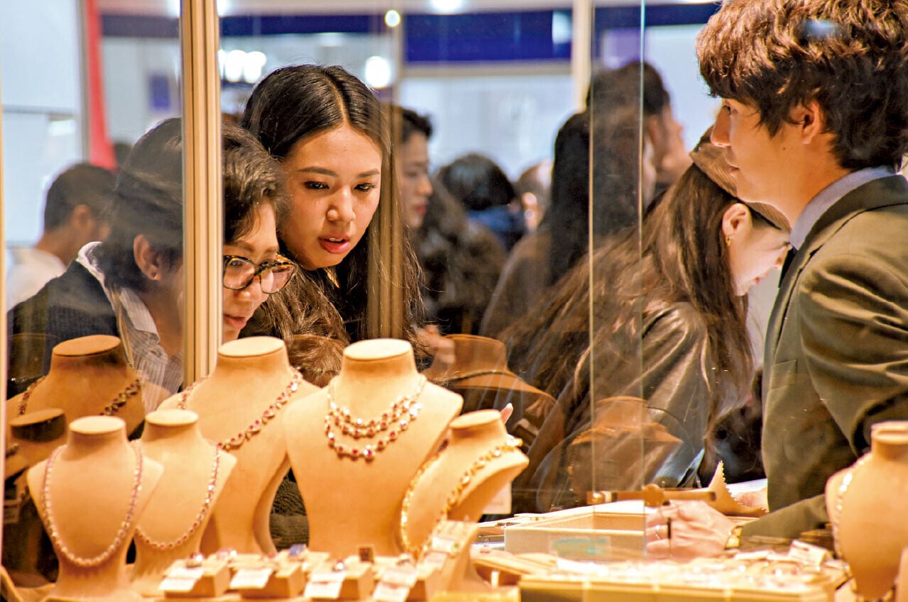 貿發局主辦的第42屆香港國際珠寶展在香港會議展覽中心舉行，並首設硬足金展館。(中新社)