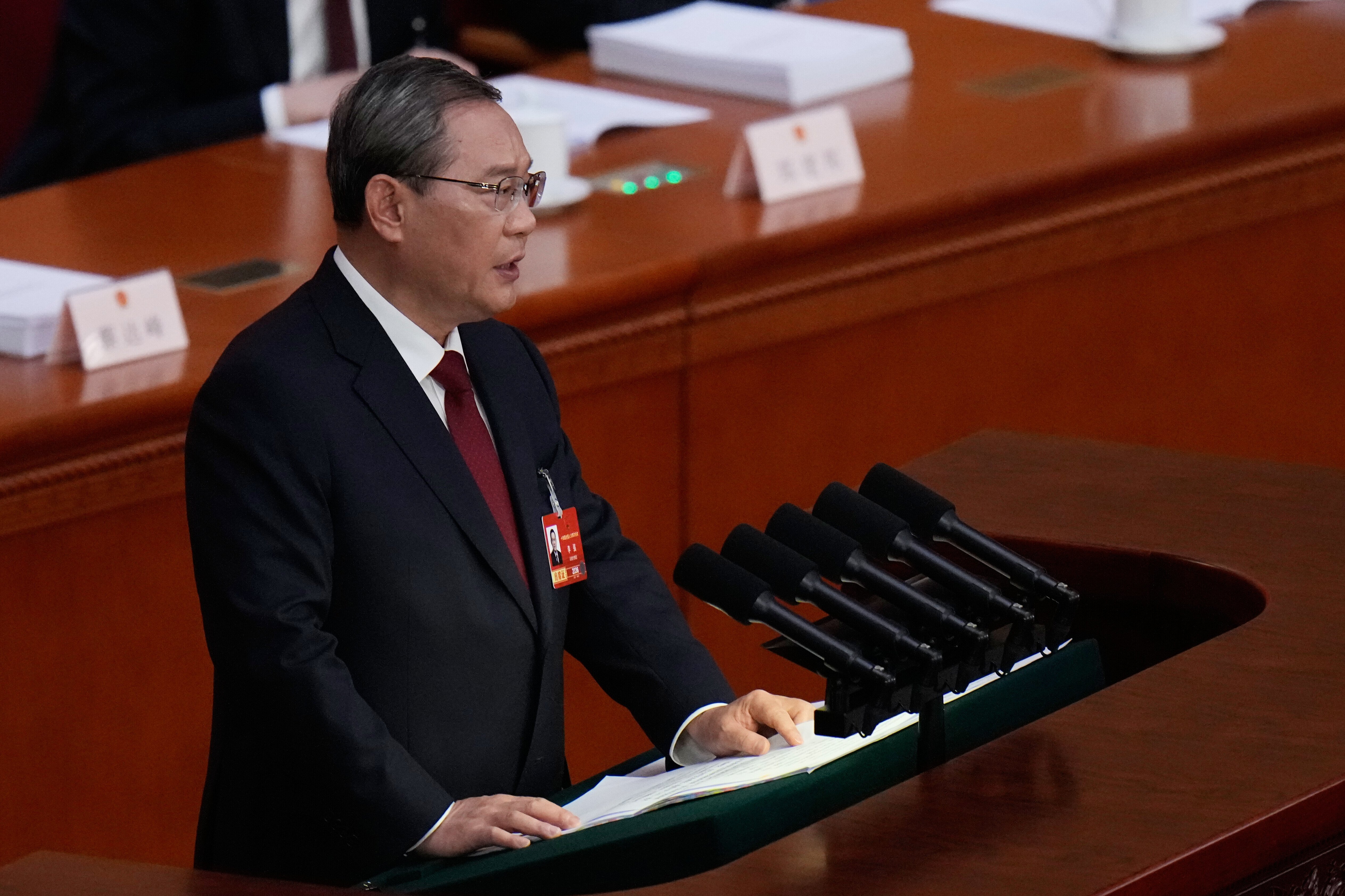十四屆全國人大四次會議在北京人民大會堂開幕,總理李強發表工作報告。(美聯社)