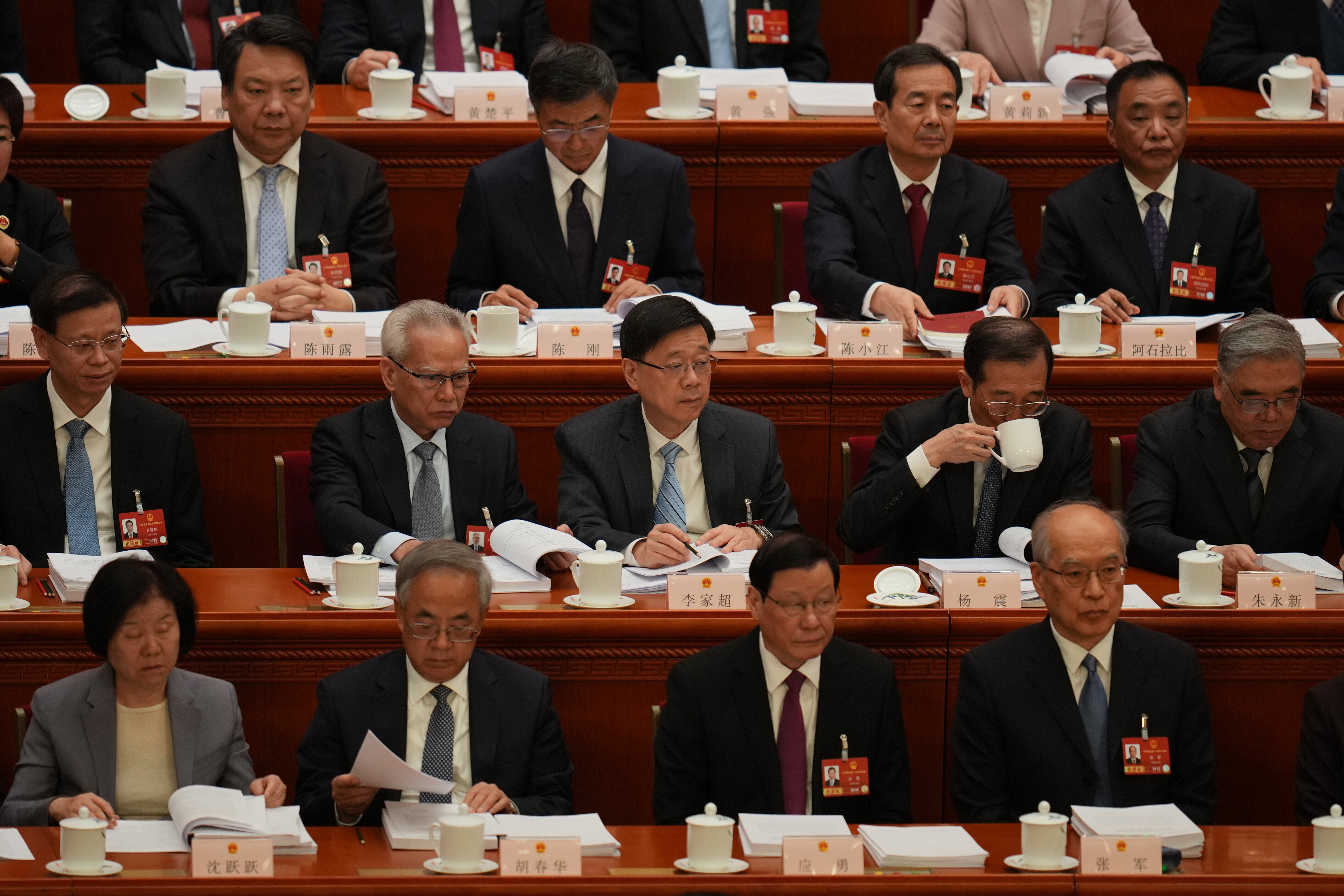 十四屆全國人大四次會議在北京人民大會堂開幕,總理李強發表工作報告。香港行政長官李家超及澳門行政長官岑浩輝列席。(美聯社)
