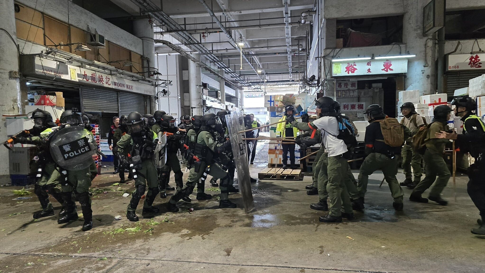 為提升警方在公眾騷亂事故中的應變能力，警方在西九龍及新界北一帶進行了防暴演習。(香港警察fb)
