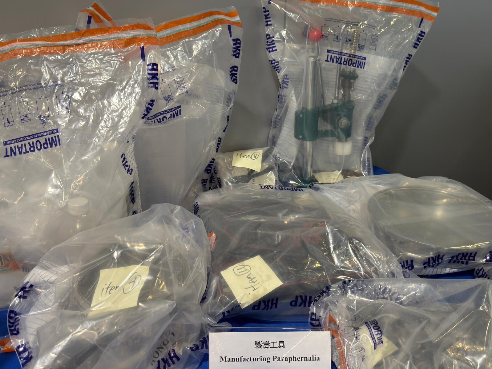 警八鄉搗製毒工場,檢50萬元依托咪酯拘28歲失業男。